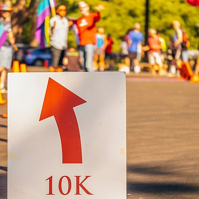 A sign pointing to the 10K run route
