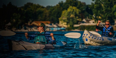Two women kayak to Sycamore Island to camp 