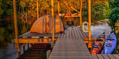 A chickee hut with a tent and kayaks in Everglade National Park