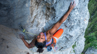 Maiza Lima rock climbing