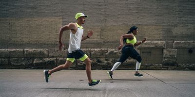 Two runners in a city