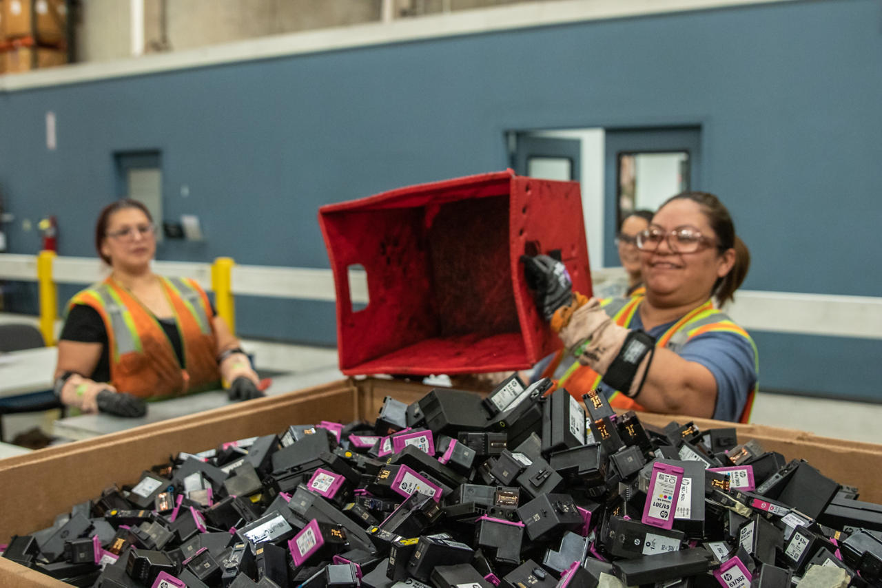 HP employee works in SIMs ink cartridge recycling facility in La Vergne, TN. Courtesy of HP, Inc.