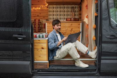 HP%20Spectre%20Foldable%20PC_Lifestyle12