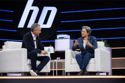 HP CEO Enrique Lores with AMD CEO Lisa Su discussing their partnership on the new HP Dragonfly Pro laptop. 