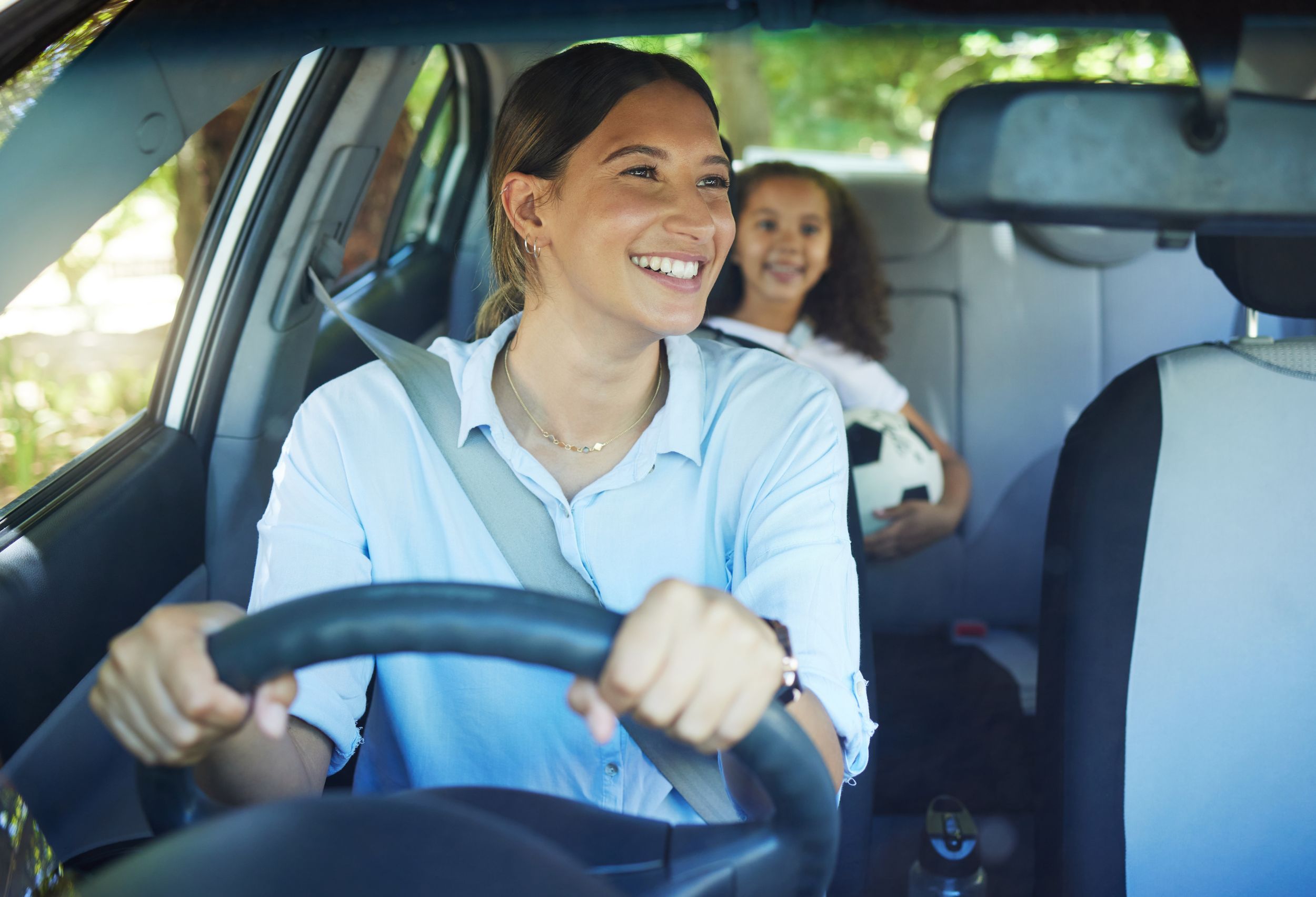 mother-child-in-car-AdobeStock_590508605