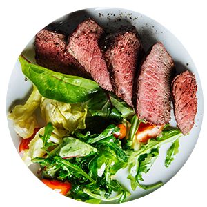 Red meat and salad on a plate